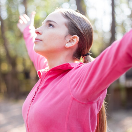 young-woman-with-raised-arms-sunny-day (Gemiddeld).jpg